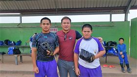 鄭達鴻探視並贈送手套給廖家兄弟（圖／秉初經紀公司提供）