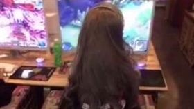 MATAKA,一朵花,正妹,辣妹,臉書,狗,遊戲,夾髮,背殺　圖／JFOX 娛樂頻道臉書https://goo.gl/ME3ekk