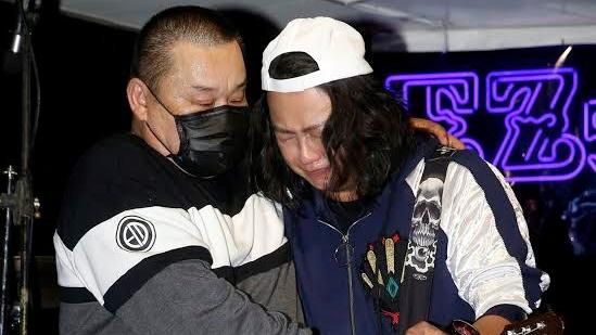 賴銘偉挺過4劫發片　父抱病現身淚崩