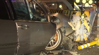 又是酒駕！賓士失控撞護欄　車頭全爛