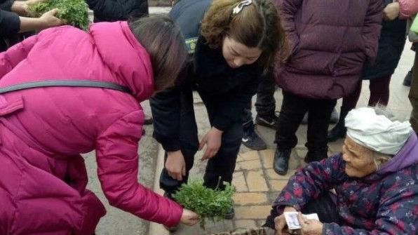 讓她早點回家　女警幫老人賣菜成網紅