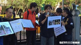 中壢龍岡路拓寬自救會 記者張之謙攝