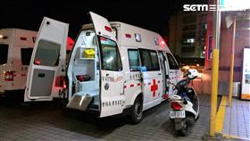 台北市消防局派員前往延平北路七段巷內，原本欲救護1名罹患HIV及精神疾病的受傷醉漢，未料卻遭對方攻擊救護車，折斷雨刷還血抹車體（翻攝畫面）