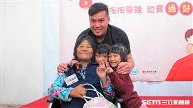 張進德與家扶家庭小昌一家人（圖／記者王怡翔攝）