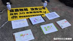 中壢龍岡路拓寬案,自救會　記者張之謙攝