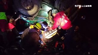 砂石車翻落溪底　駕駛遭車頭重壓溺斃