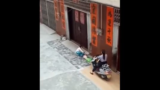 為護親生小孩　後祖母騎車輾孫女雙腳