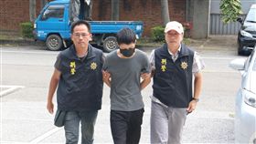 擄國中女生灌藥性侵　惡狼被重判9年
苗栗縣某國中女學生去年9月放學途中，遭32歲張姓男
子（中）隨機擄上車並灌藥性侵，被害女學生至今仍未
走出陰影。苗栗地院4日以加重強制性交等罪，重判張
男有期徒刑9年。
（資料照片）
中央社記者管瑞平攝　106年1月4日