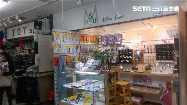 正妹女店長太可愛　禿頭怪男色邀同床