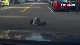 6歲男衝進馬路　遭撞身體被凹成拱型