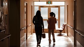 婦產科　看醫生
https://www.flickr.com/photos/66621440@N08/8854781090/in/photolist-eut4Vu-8CCzqk-9hdTr8-8CCzs2-8CCzkD-7Ryn7A-9KKgEW-89dQpX-dhQxua-8CCzne-8ERshZ-7XtagG-7Xtao1-7Xtaah-8ERtt6-7XpWmV-8ERtUH-eL84fp