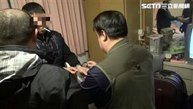 何姓毒販日前搬至刑警家隔壁，還在自家樓下交易，結果洗完鴛鴦浴便遭警方逮捕（翻攝畫面）