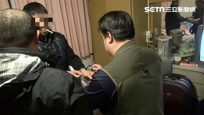 毒販與刑警當鄰居　洗完鴛鴦浴就被逮