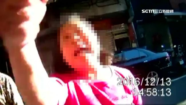 鄰長優先停車？婦咆哮遭警大外割壓制