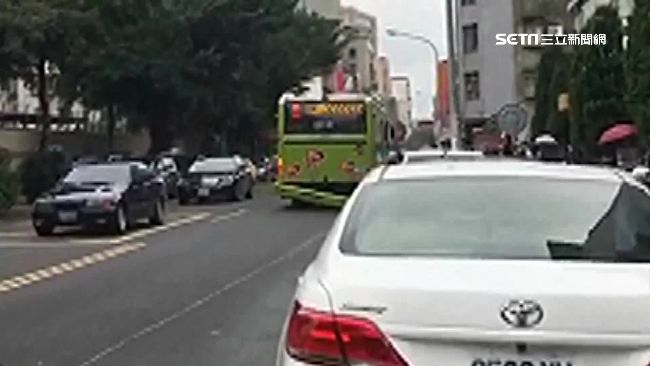 公車保險桿扣件斷裂　在地拖行數公尺