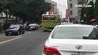 公車保險桿扣件斷裂　在地拖行數公尺