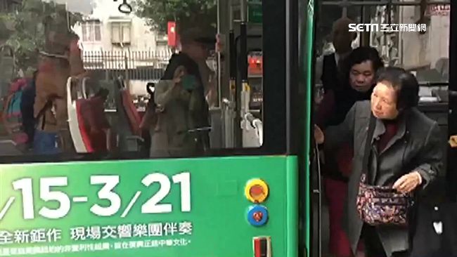 老婦人過站想下車　竟遭司機惡言羞辱