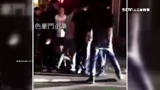 打到趴地！男遭多人攜刀棍圍毆