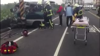 探病回程閃野狗　廂型車撞電桿釀8傷