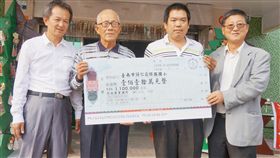 熱心女過世　父代捐出積蓄做公益
台南市歸仁區的婦人施素心因病過世，遺願盼治喪從簡
，並把積蓄捐出做公益。她的父親施榮泰（左2）4日代
表施素心把新台幣330萬元捐給歸仁區公所等3個單位，
盼女兒的大愛永續。
中央社記者楊思瑞攝　106年1月4日