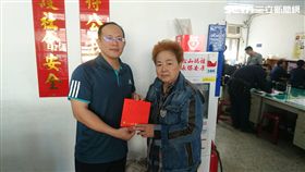 鄭姓女計程車司機因施打胰島素又未進食，導致身體不適逆向追撞3輛轎車，退休的郭翁熱心捐助3千元，希望幫助她度過難關（翻攝畫面）