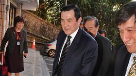 馬英九腳傷未癒　赴銘傳大學演說（1）
前總統馬英九（中）日前慢跑時不慎扭傷腳踝，傷勢未
癒，4日腳上仍戴著護具前往銘傳大學專題演講。
中央社記者王飛華攝　106年1月4日