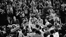 ▲1969年馬拉維奇在路易斯安納州大打破NCAA總得分紀錄，被隊友以及球迷高拋慶祝。（圖／美聯社／達志影像）
