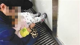 便溺,隨地,隨處,大便,小便,中國,大陸,奇聞,父母,教育,衛生,公德心,重慶,地鐵-翻攝自微博