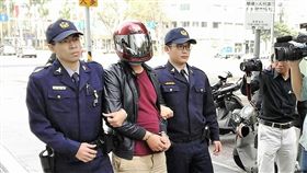 許男酒後騎車未戴安全帽還逆向行駛，巡邏警員將他攔下並實施酒測，他竟出手毆打警員遭到壓制上銬（翻攝畫面）