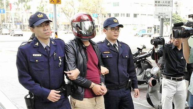 未戴安全帽又逆向　男酒駕拒測還毆警