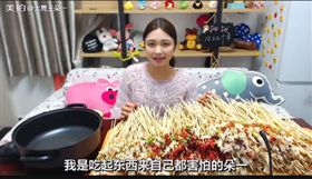 大胃王正妹朵一吃下1222根麻辣串。（圖／翻攝自大胃王朵一美拍）
