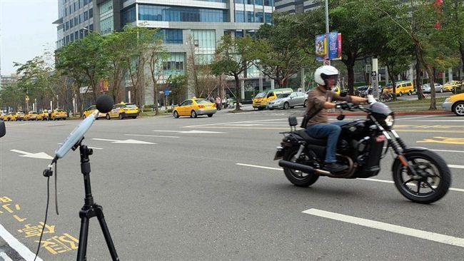 讓飆車族無所遁形　北市推噪音照相