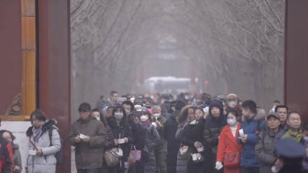 北京霧霾又下雪　當局籲：雪髒快撐傘