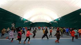 大陸河北石家莊小學的氣膜體育館，免去霧霾煩惱／圖／翻攝自新華網