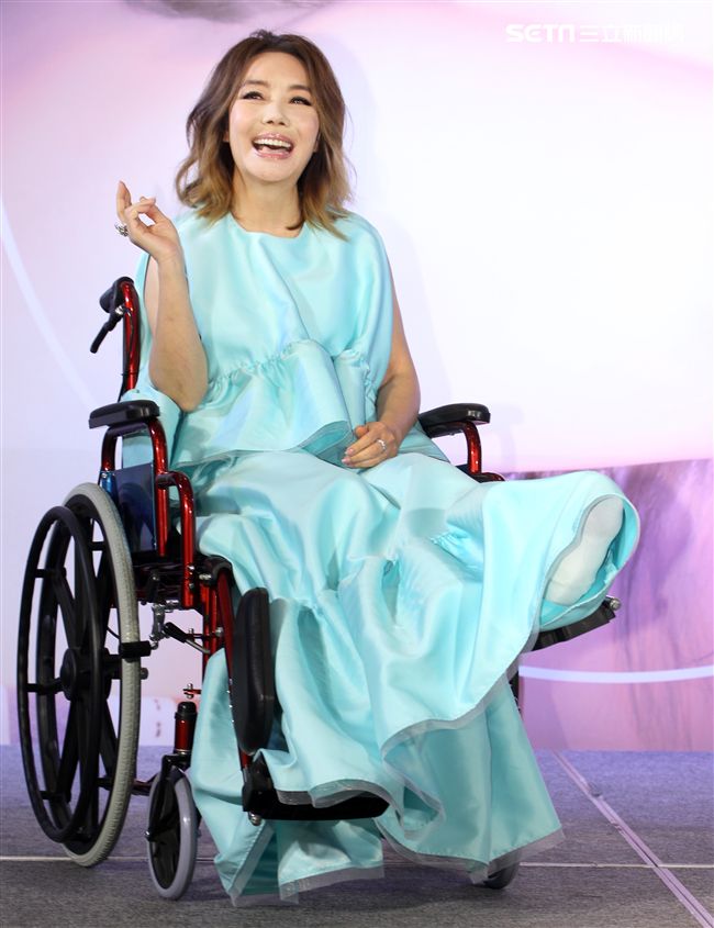 跨年夜不慎摔斷腿的辛曉琪勇敢坐著輪椅，曾經「領悟」到最新專輯「明白」發片記者會，內心深感交集感動落淚。（記者邱榮吉/攝影）