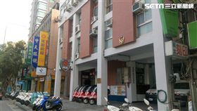 忠孝分隊救護人員在車上吃微波薯條遭市民拍照檢舉至1999，1名消防員貼至粉絲團揭露此事，引發網友大力撻伐（楊忠翰攝）