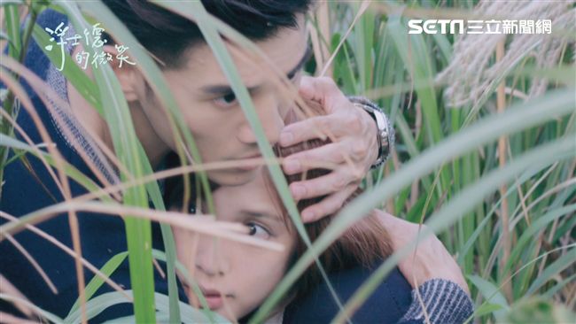以霆現暖笑　十指緊扣芯語曖昧升級