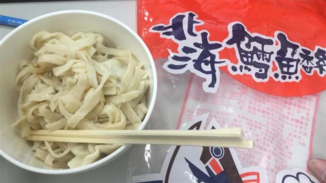 鱈魚香絲當麵吃？網友：秘密藏在背面