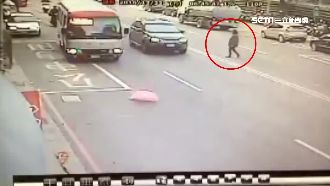 「行人導彈」穿越馬路　騎士無辜慘摔