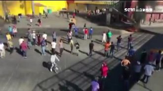 墨群眾暴動搶超商　台商PO影片求援