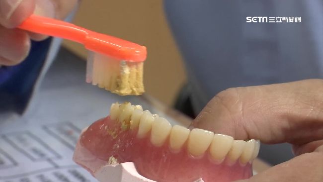 85歲奶奶牙病纏身～牙醫送暖到府治