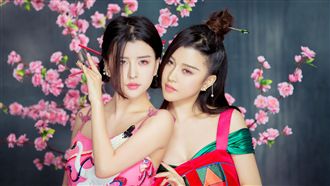 BY2瘦出小蠻腰　泳池畔惹火熱舞