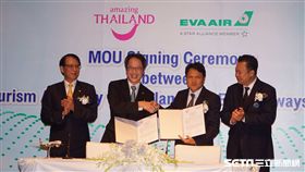 長榮航空和泰國觀光局今（5）日在曼谷簽署合作備忘錄，長榮航空發言人柯金成（左2）特別致贈泰國觀光局長育他撒（ YUTHASAK）（右2）飛機模型，象徵雙方合作成功。（圖／長榮提供）