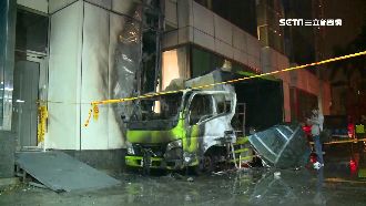 Gogoro救援車起火　大樓燒出洞