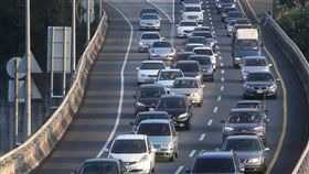 國道、塞車/中央社
(收假日 塞車時（2）
元旦連假最後一天，2日下午國5雪隧北上路段車多，石
碇隧道附近時速緩慢、開始塞車。
中央社記者鄭傑文攝　)
