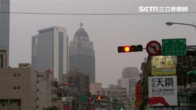 東北風到　鄭明典：夾中國大陸霾來台
