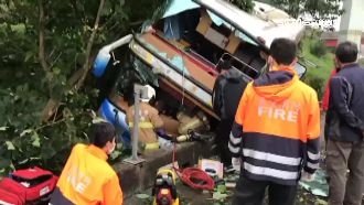 司機開到一半暈眩　遊覽車墜國道邊坡