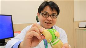 氣溫驟降，常造成老人家關節痠痛，亞洲大學附屬醫院腫瘤及關節重建科主任王大翊建議，可藉由熱敷達到緩解痠痛的效果。（圖／亞大附醫提供／中央社）