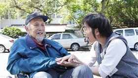 門諾醫院長照部管理師林淑儀（右起）與馬啟耀的爺爺馬明柱。（圖／門諾醫院提供／中央社）