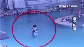 母滑手機兒溺水（圖／翻攝自騰訊視頻）